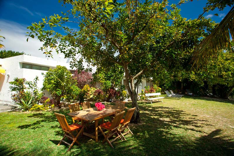 Table de jardin pour le petit déjeuner Table de jardin pour le petit déjeuner